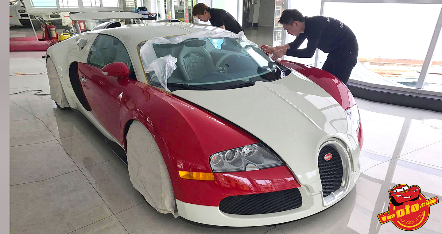 Chiếc Bugatti Veyron được các chuyên gia Nhật Bản chăm sóc tại một showroom ở Sài Gòn.