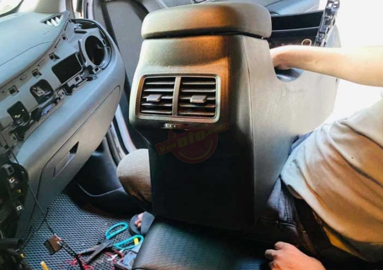 do lap cua gio dieu hoa hang ghe sau o to