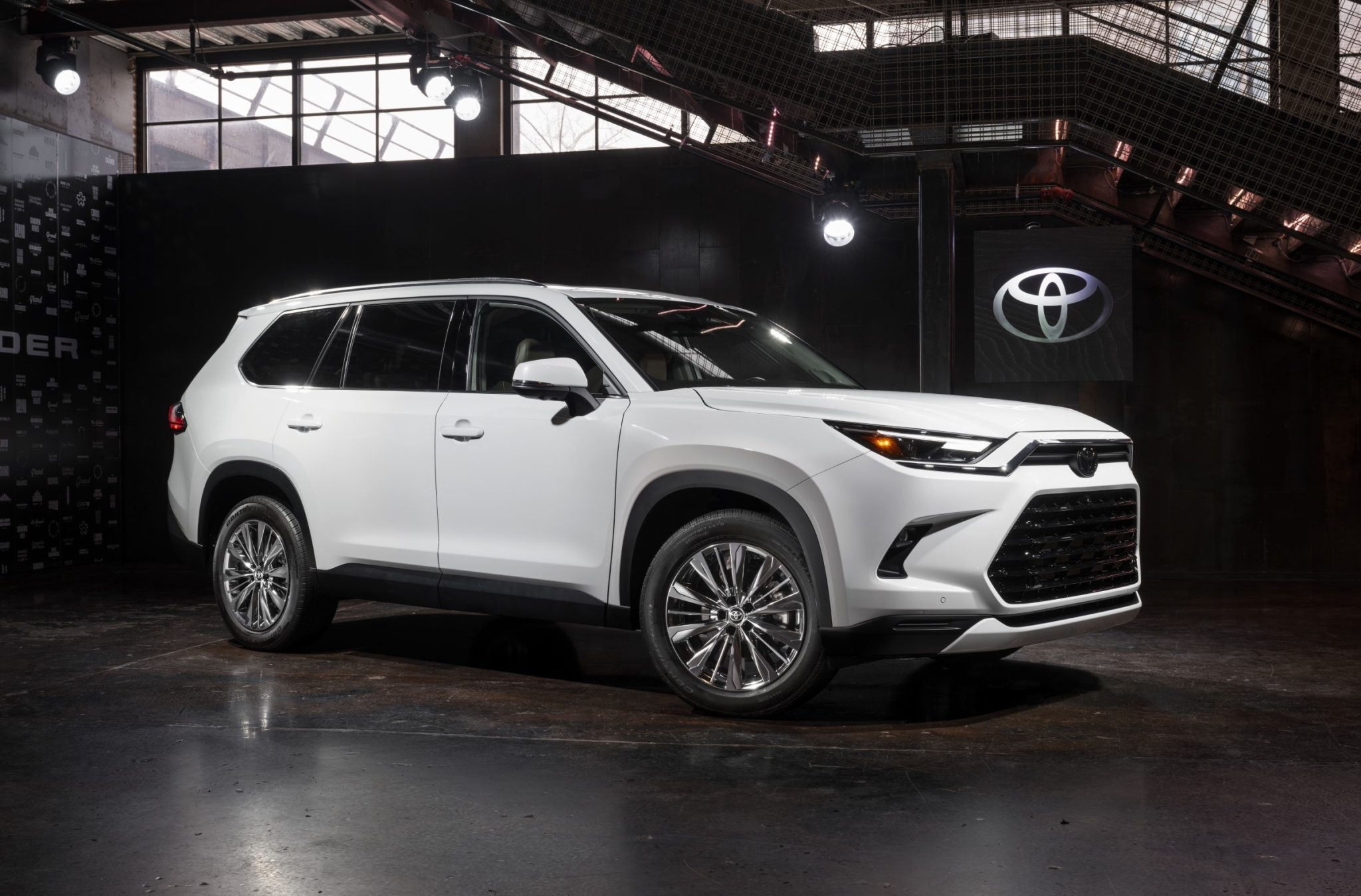 Bảng giá và thông số kỹ thuật Toyota Grand Highlander 2024