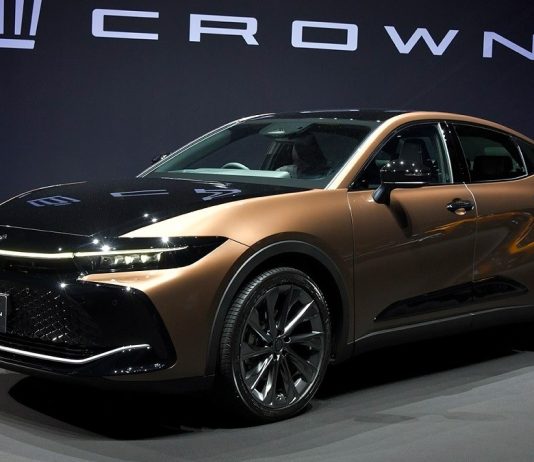 đánh giá xe Toyota Crown 2023